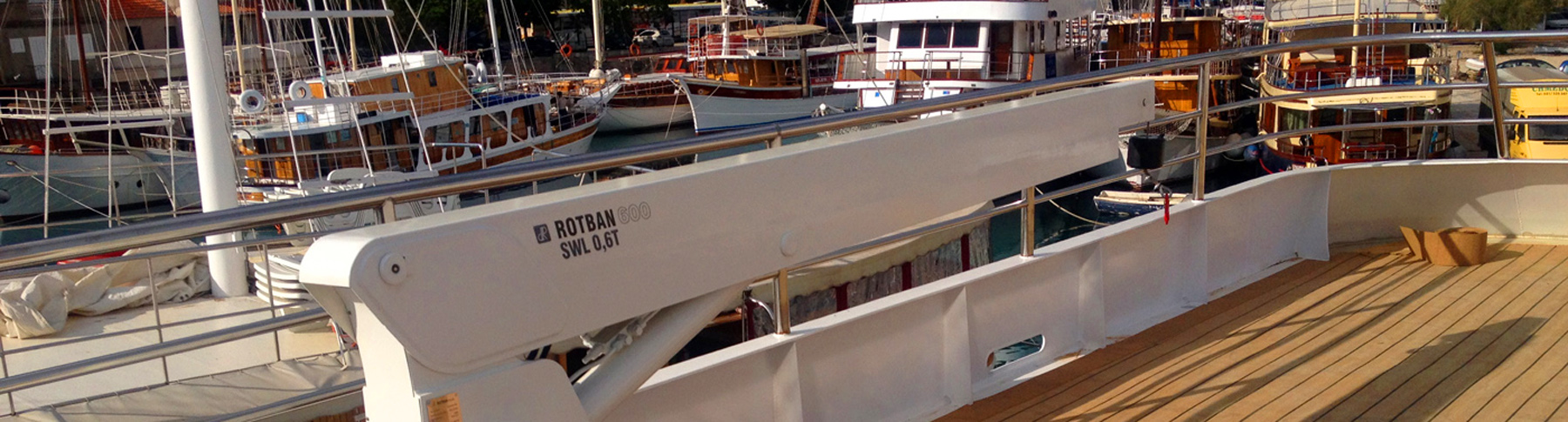 hydraulic tender crane